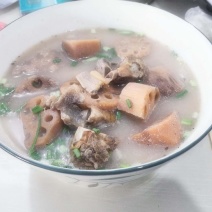 排骨粉藕1050克，固体物质550克，莲藕排骨藕汤，带骨