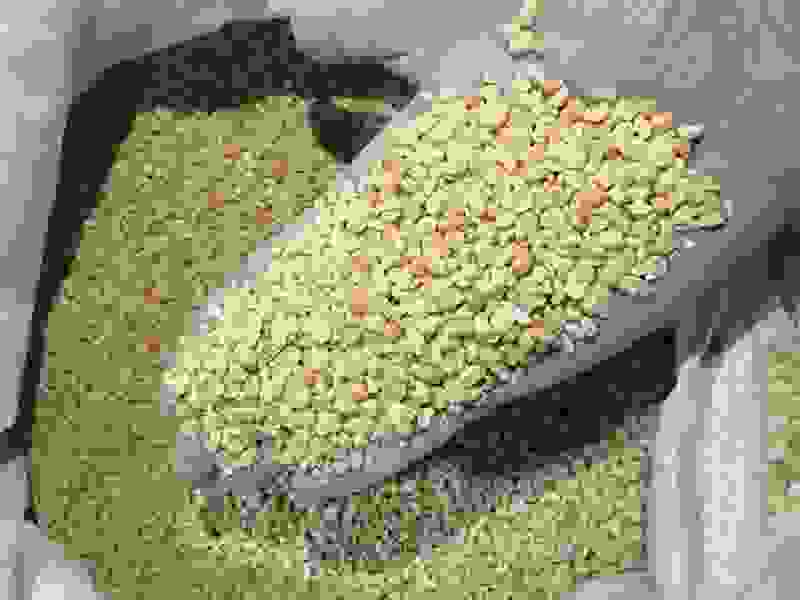 养殖碎豆瓣适合小龙虾喂养，牛羊养殖上地施肥。