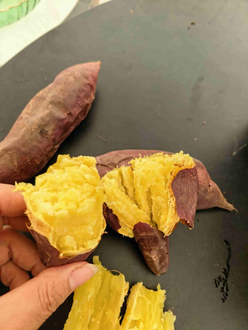 云南高原榴莲蜜薯。红土地种植。