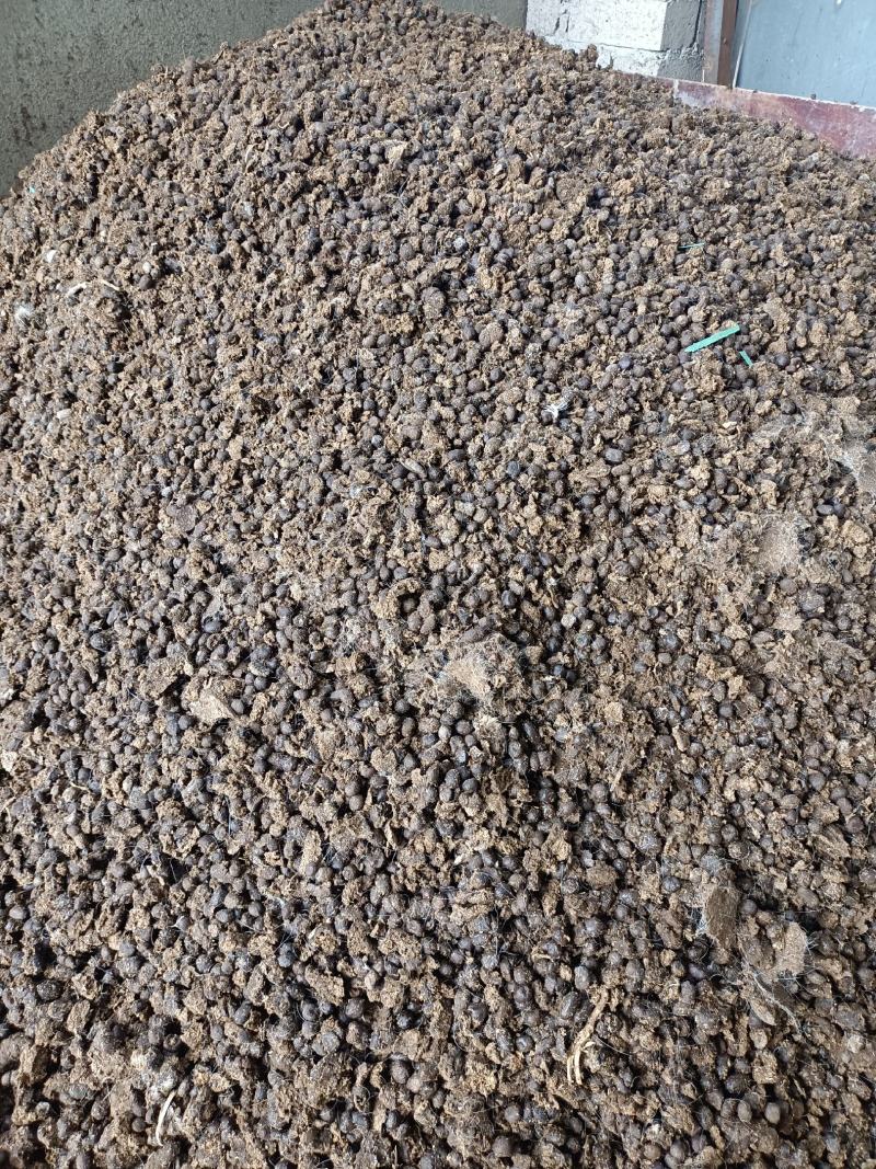 羊粪纯羊粪，价格美丽欢迎大家选购！基地直供