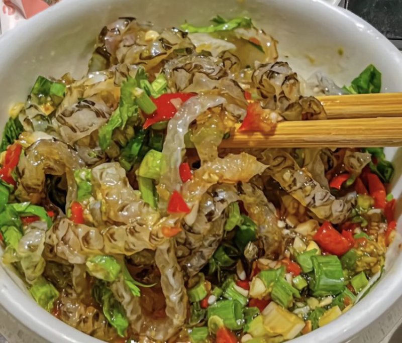 新鲜鱼皮冷冻保存口感脆，爽口适合餐饮店用，凉拌食材。大量批