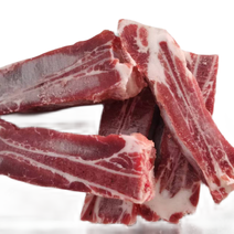 冻猪肋排条多肉，经工人切割长度宽度有差异每根含肉量🈶差异
