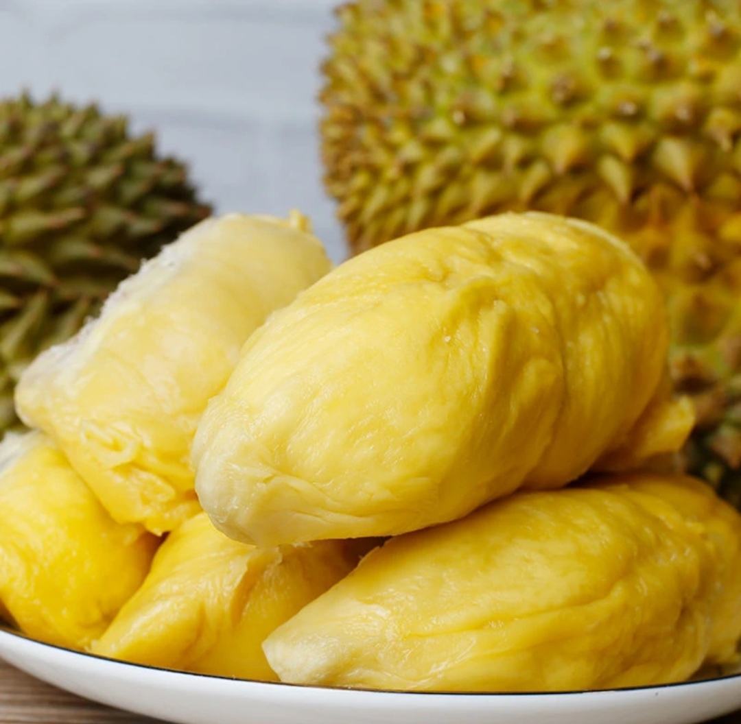 图片说明:柠檬片与榴莲果肉搭配的饮品,展示两者在料理中的融合方式 柠檬与榴莲搭配饮品图