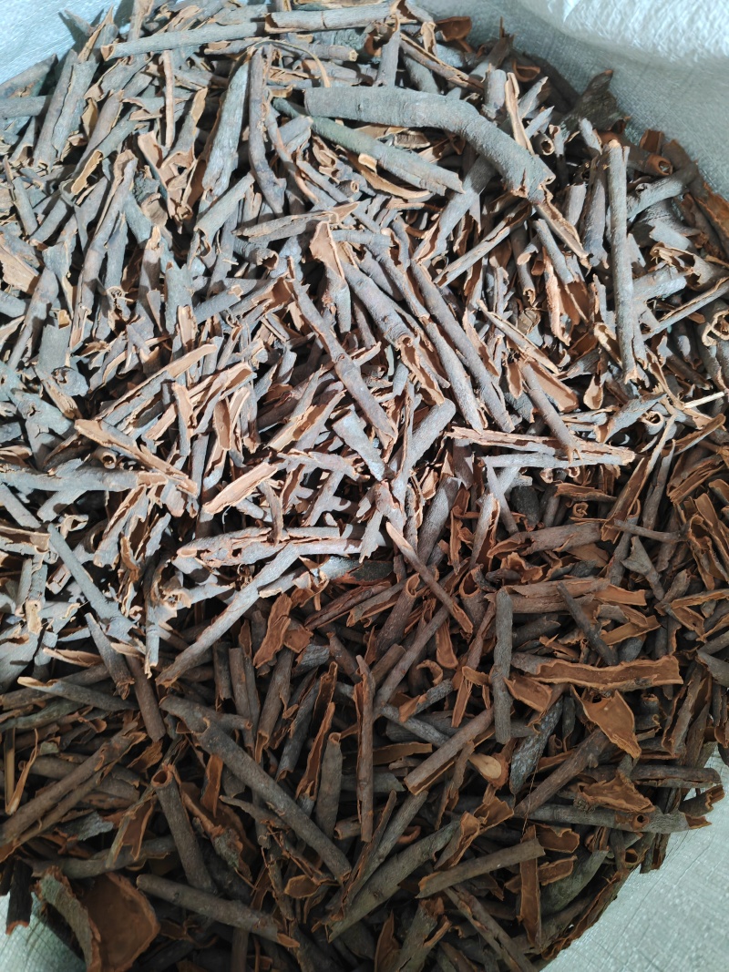 这款桂碎，色泽金黄，颗粒饱满没有杂质。闻起来有淡淡的香，足干