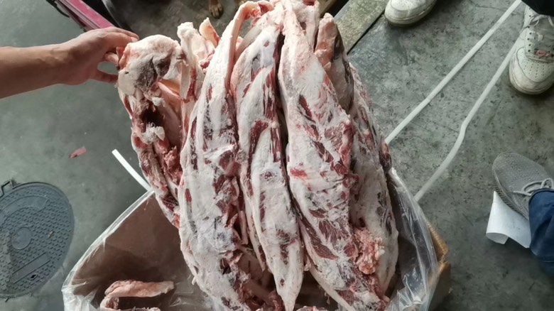 牛骨焯水过程图