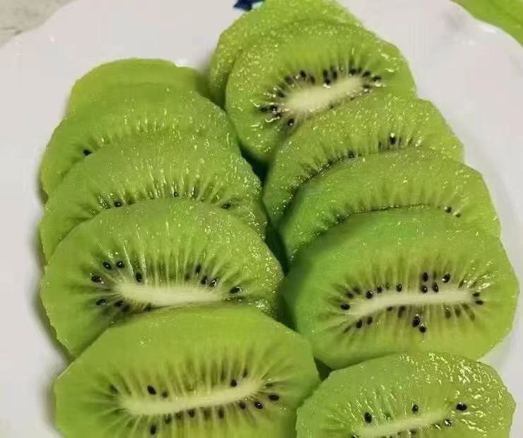 红心猕猴桃果盘摆拍