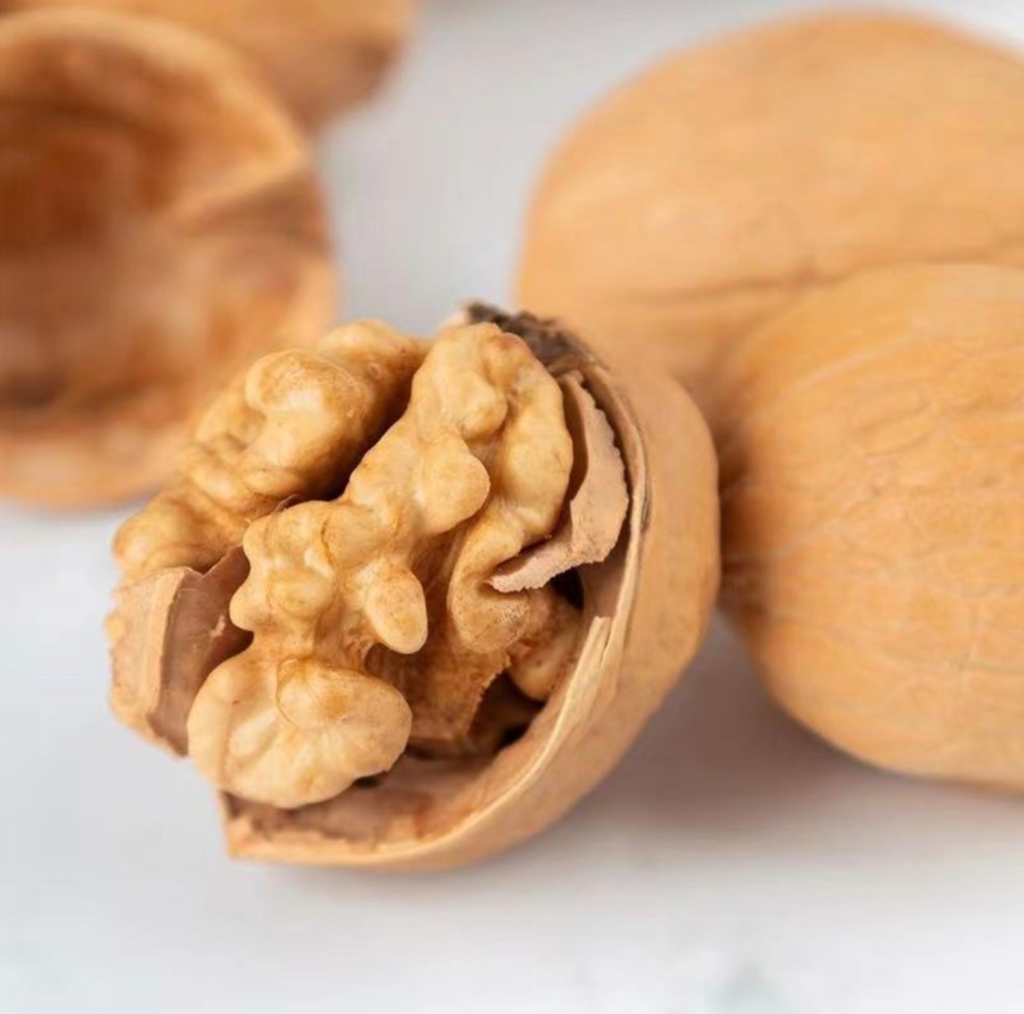 三只松鼠纸皮核桃包装与核桃仁展示