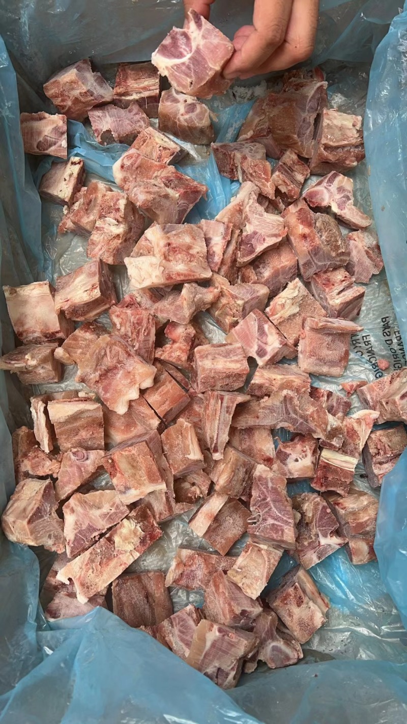 排骨粒现切割有现货50吨颜色好带肉率高