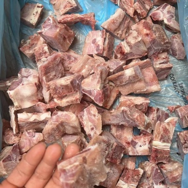 排骨粒现切割有现货50吨颜色好带肉率高