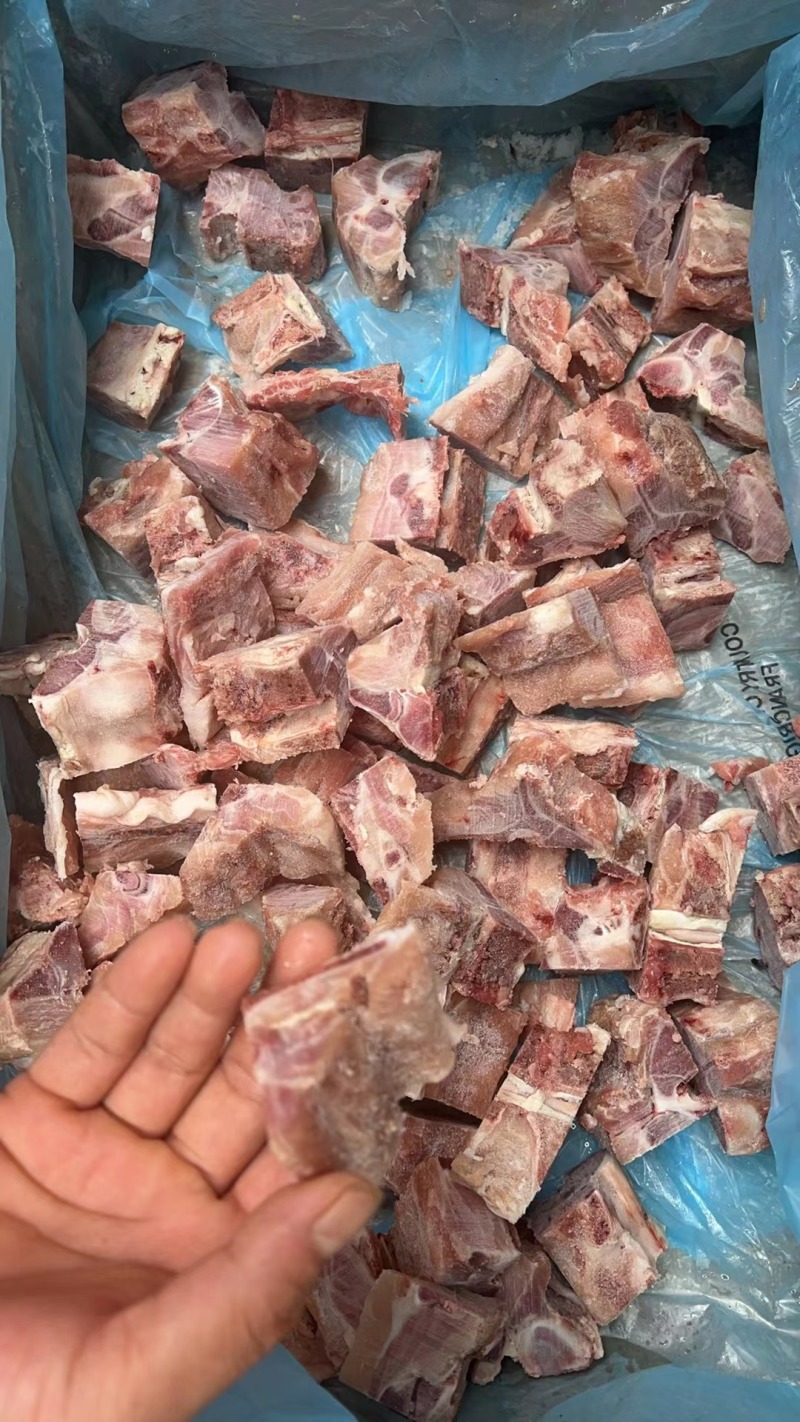 排骨粒现切割有现货50吨颜色好带肉率高
