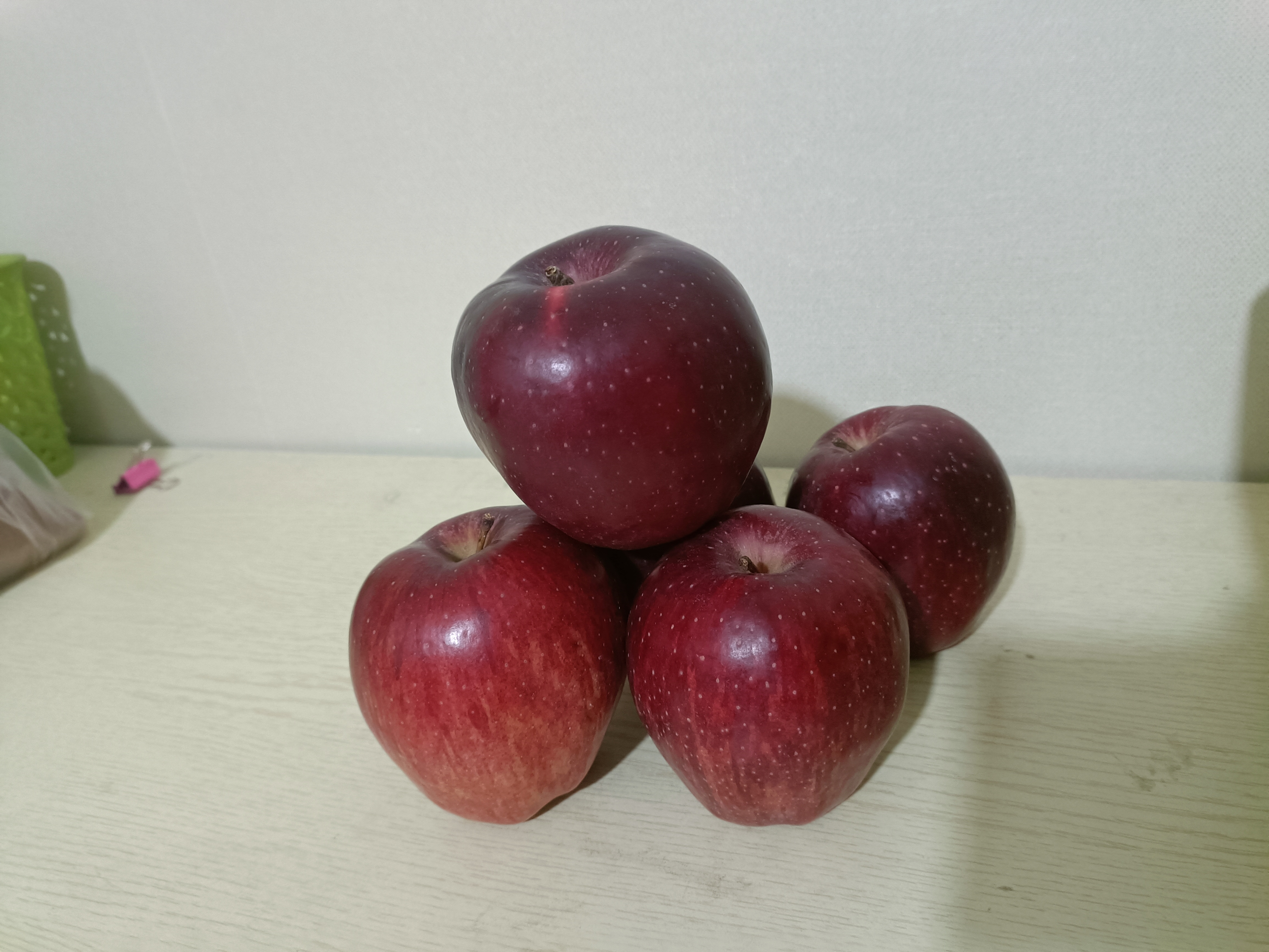 成熟的花牛苹果特写
