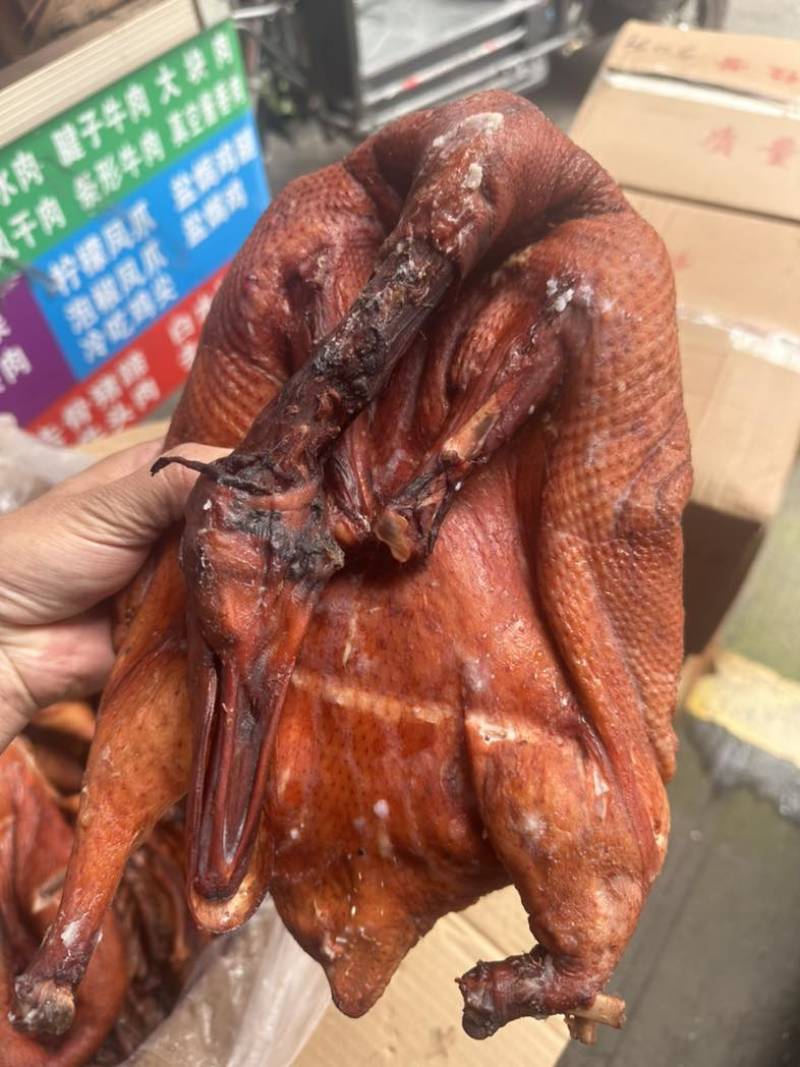 四川特色，全熟烟熏板鸭，开箱即食