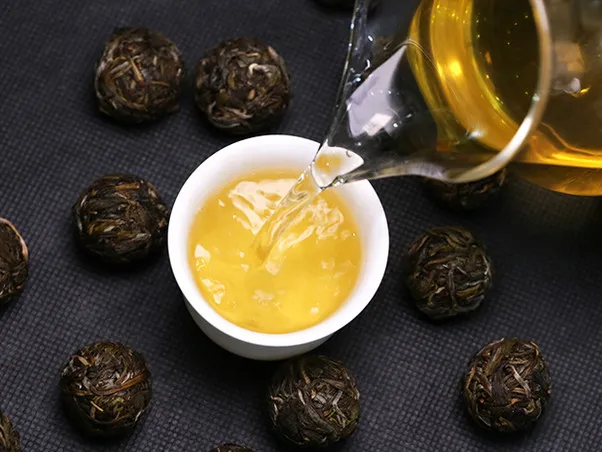 核桃牛奶制作过程展示图,包括浸泡核桃、搅拌过程和成品展示 自制核桃牛奶步骤图