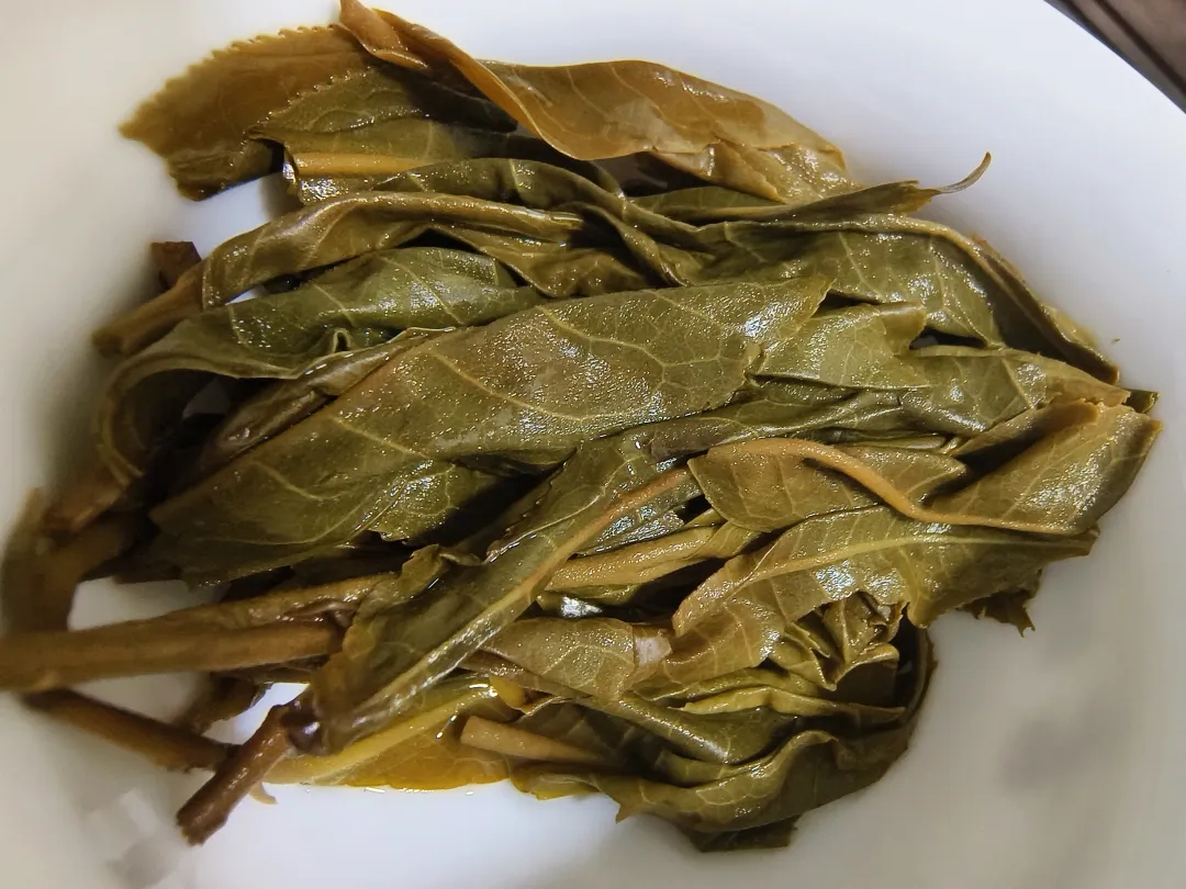 精美的云南薄皮核桃礼盒展示图,核桃整齐排列,外壳光滑细腻,背景为传统云南民族纹样,体现地域文化特色 云南薄皮核桃产品展示图