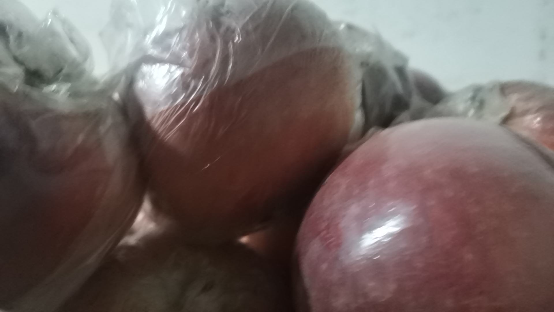 展示多个木瓜与苹果一起放在纸袋中催熟的场景,背景为厨房环境 木瓜催熟方法示意图