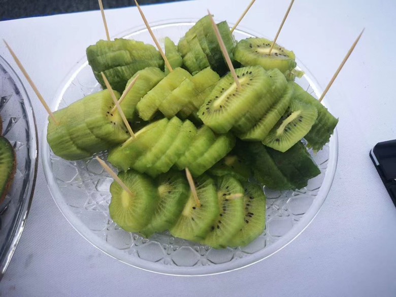 展示橙子、猕猴桃、苹果和梨等替代水果的拼盘 水果替代选择图