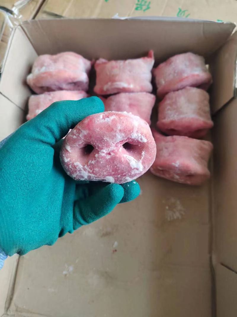 猪拱嘴看上去肉是湿湿的，水分充足，摸起来无黏稠感，肉质弹