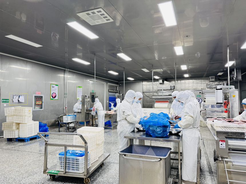 养殖人员通过消毒通道进入虾场