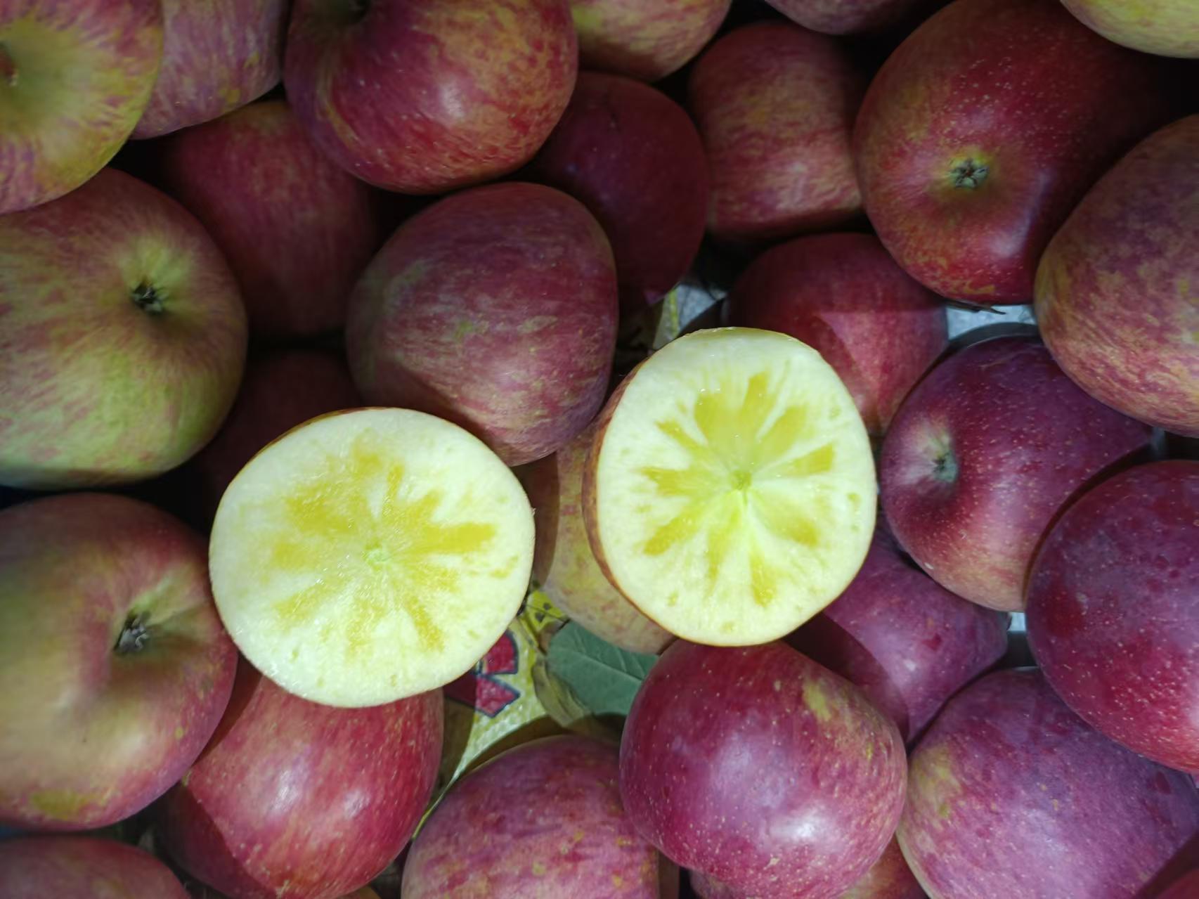 切开的苹果放在盘中，果肉已经变褐色