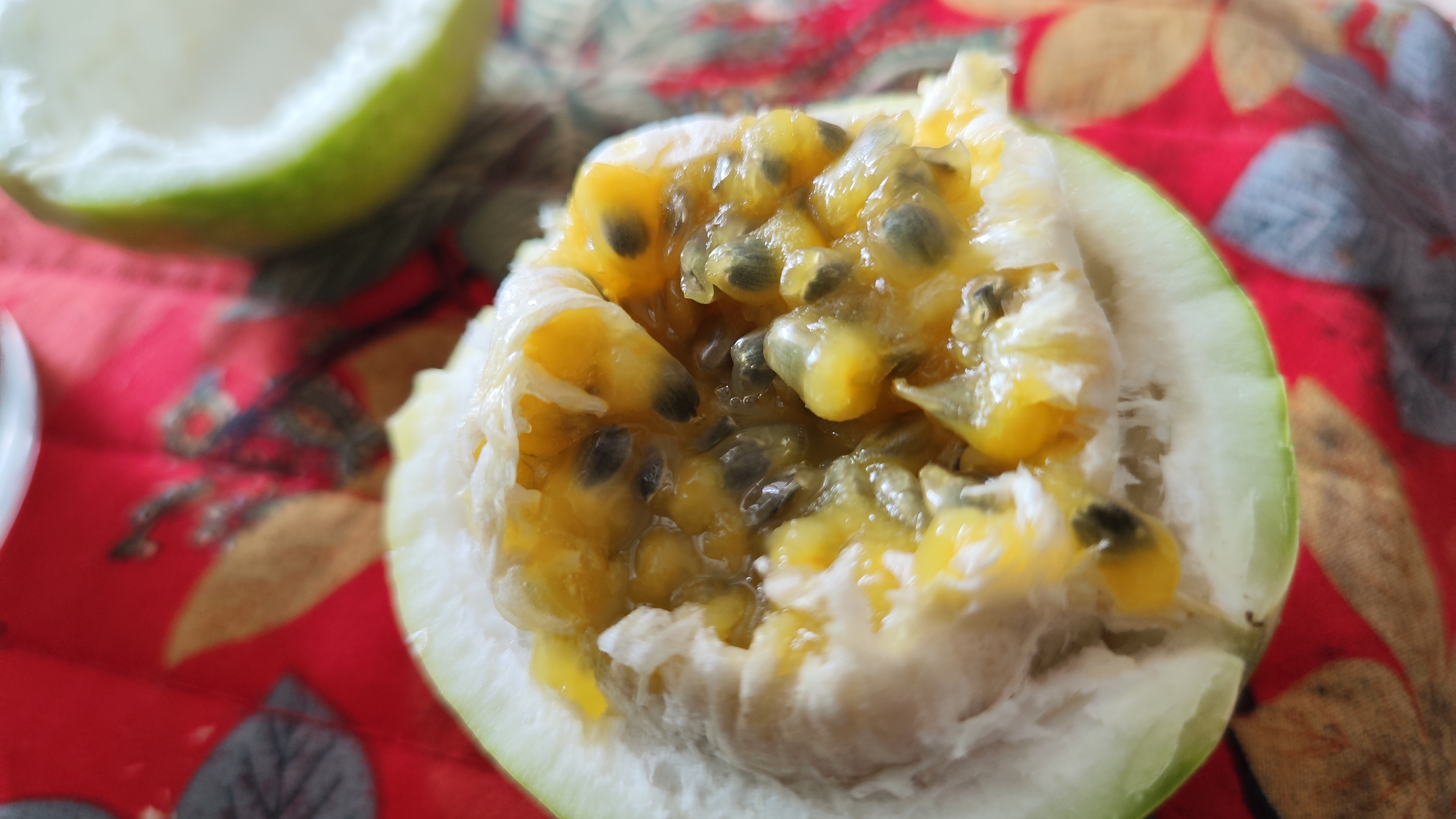 切开的成熟黄金百香果特写