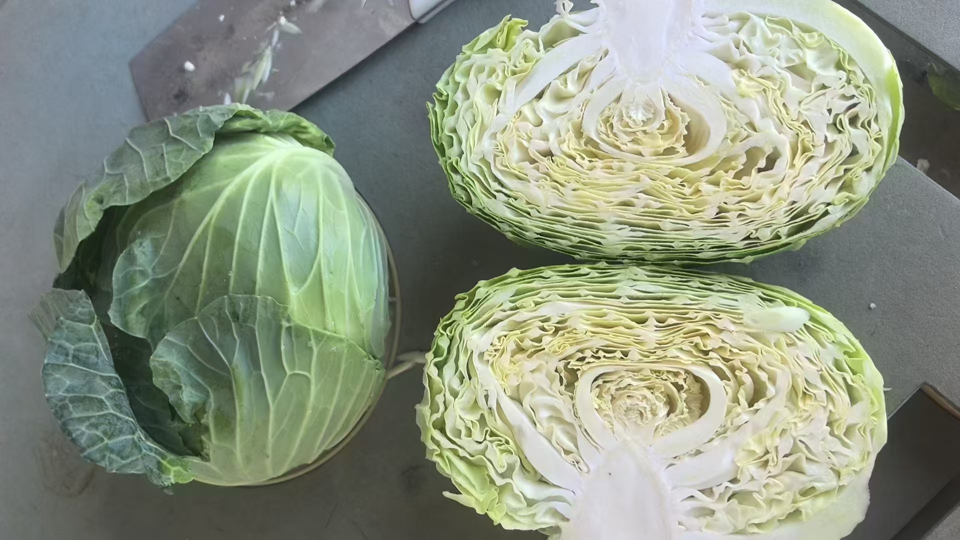 圆包菜切丝并进行盐渍处理