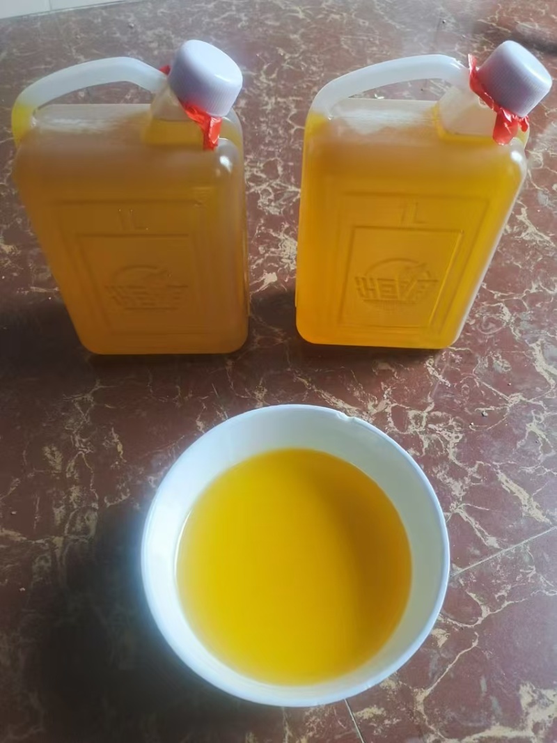 本地正宗山茶籽油，无任何添加，现榨现卖。有需要的联系！