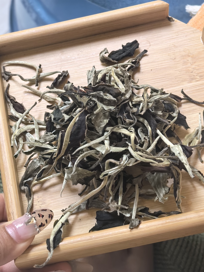 有机白茶一芽一二叶，口感香甜，喝的放心。