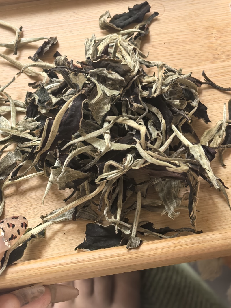 有机白茶一芽一二叶，口感香甜，喝的放心。