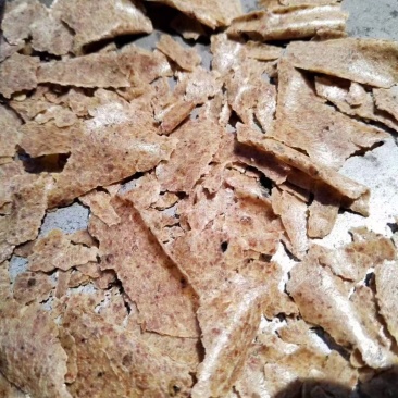 花生饼蛋白含量高达45以上，脂肪为20以上，粗纤维6个左右，
