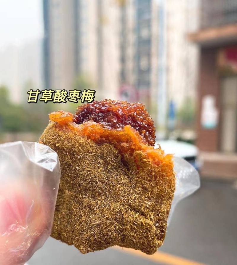 酸枣梅南酸枣甘草粉白砂糖杨梅等制作而成
