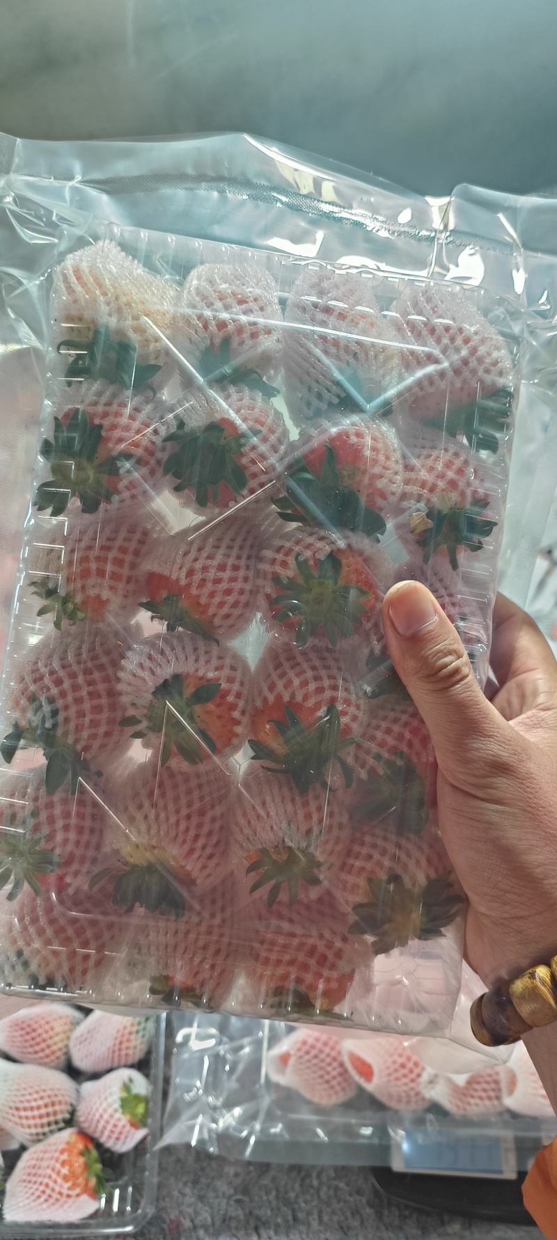 耿集草莓大量有货，需要的老铁联系我价格低，口感好