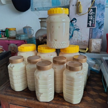 东北野生椴树雪蜜。有二斤瓶和五斤瓶的