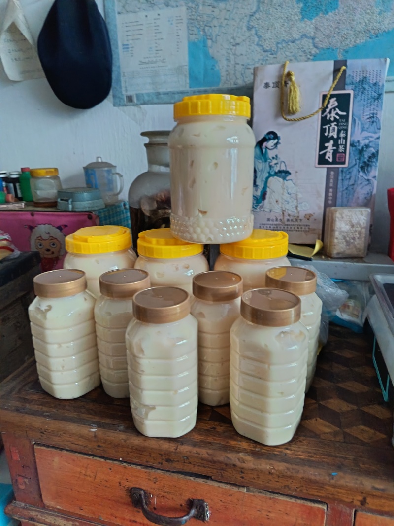 东北野生椴树雪蜜。有二斤瓶和五斤瓶的