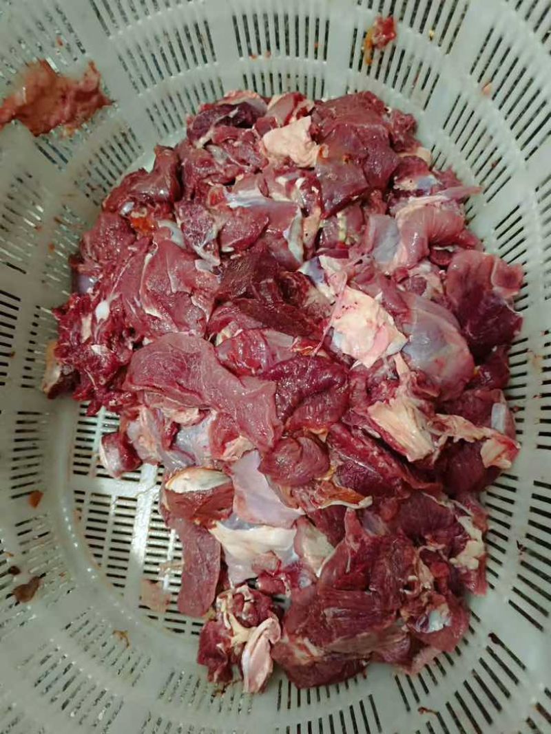 牛碎肉，牛肉部位分割，精修，无油脂，无杂质，内蒙古草地牛肉，