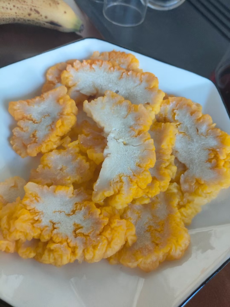 新鲜的金耳菌，现货价格优惠。欢迎联系