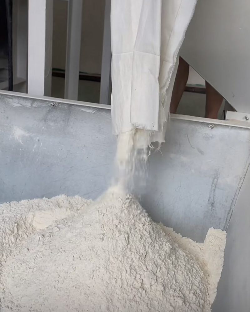 家里老人自己开的面粉店，自磨面粉，原生态小麦不加任何添加剂