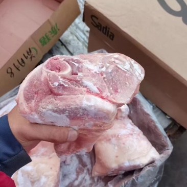 猪肘子价格实惠，个头大肉多