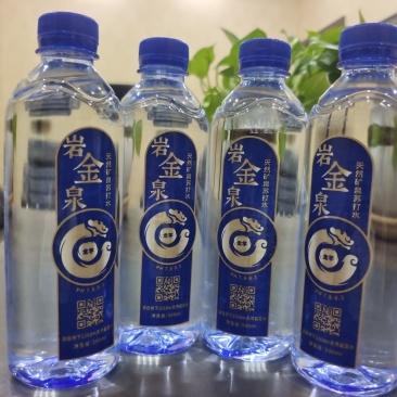 岩金泉天然矿泉苏打水