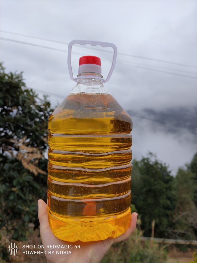 冷榨的山茶油，属于自产自销产品，原产地发货