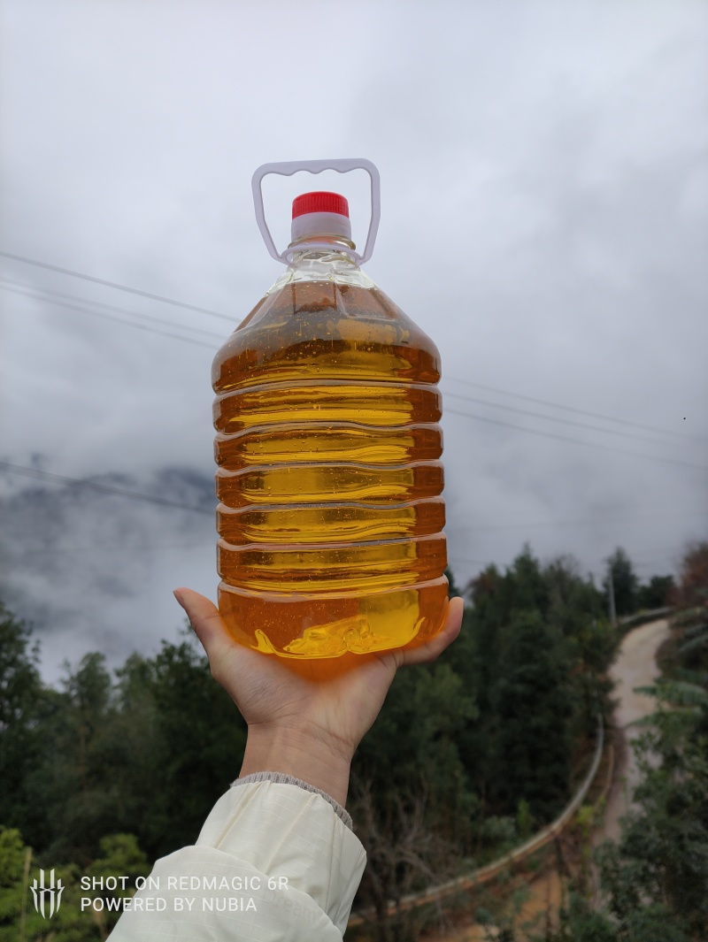 冷榨的山茶油，属于自产自销产品，原产地发货