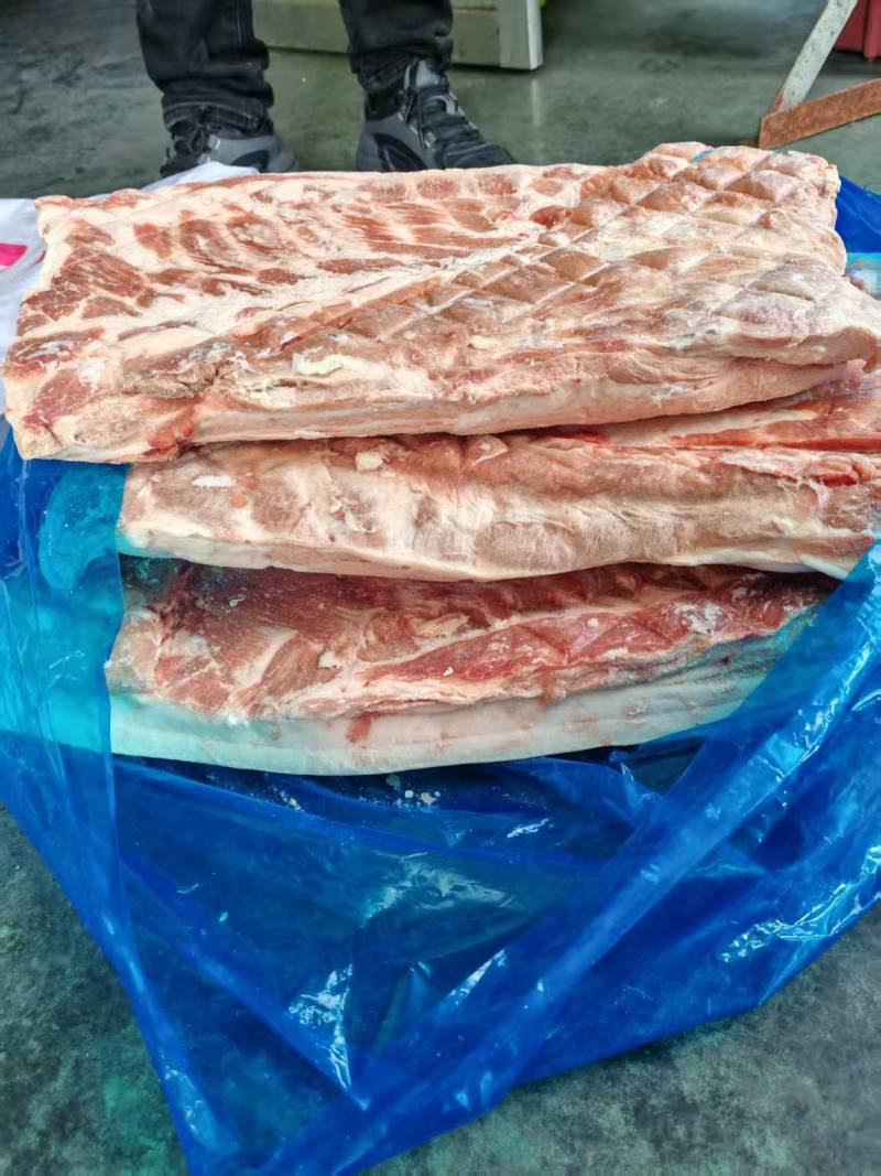 产品名：带皮大五花规格：抄码地址：临沂日期：新货