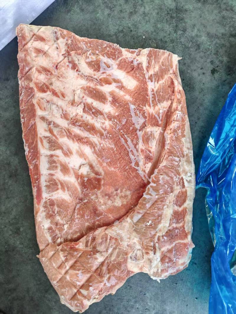产品名：带皮大五花规格：抄码地址：临沂日期：新货