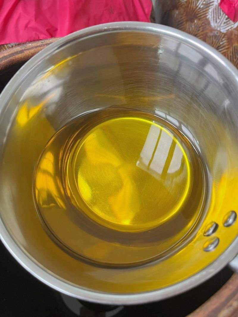 老树小籽山茶油茶油飘香接单中好的茶油色泽金黄
