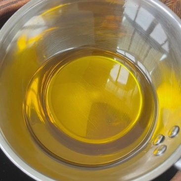 老树小籽山茶油茶油飘香接单中好的茶油色泽金黄