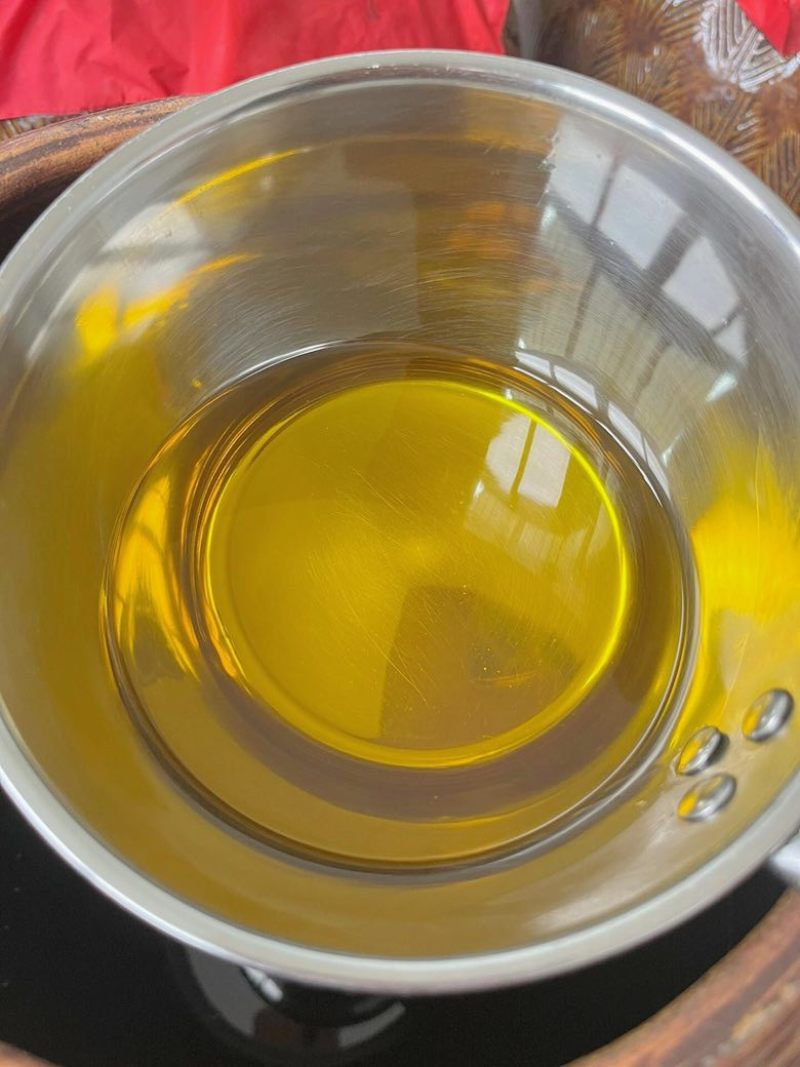 老树小籽山茶油茶油飘香接单中好的茶油色泽金黄
