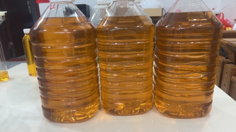 自己家榨的天然山茶油哦！24年广西百色多年的榨油坊