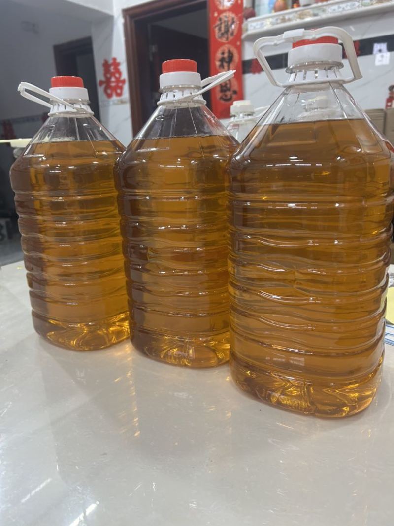 自己家榨的天然山茶油哦！24年广西百色多年的榨油坊
