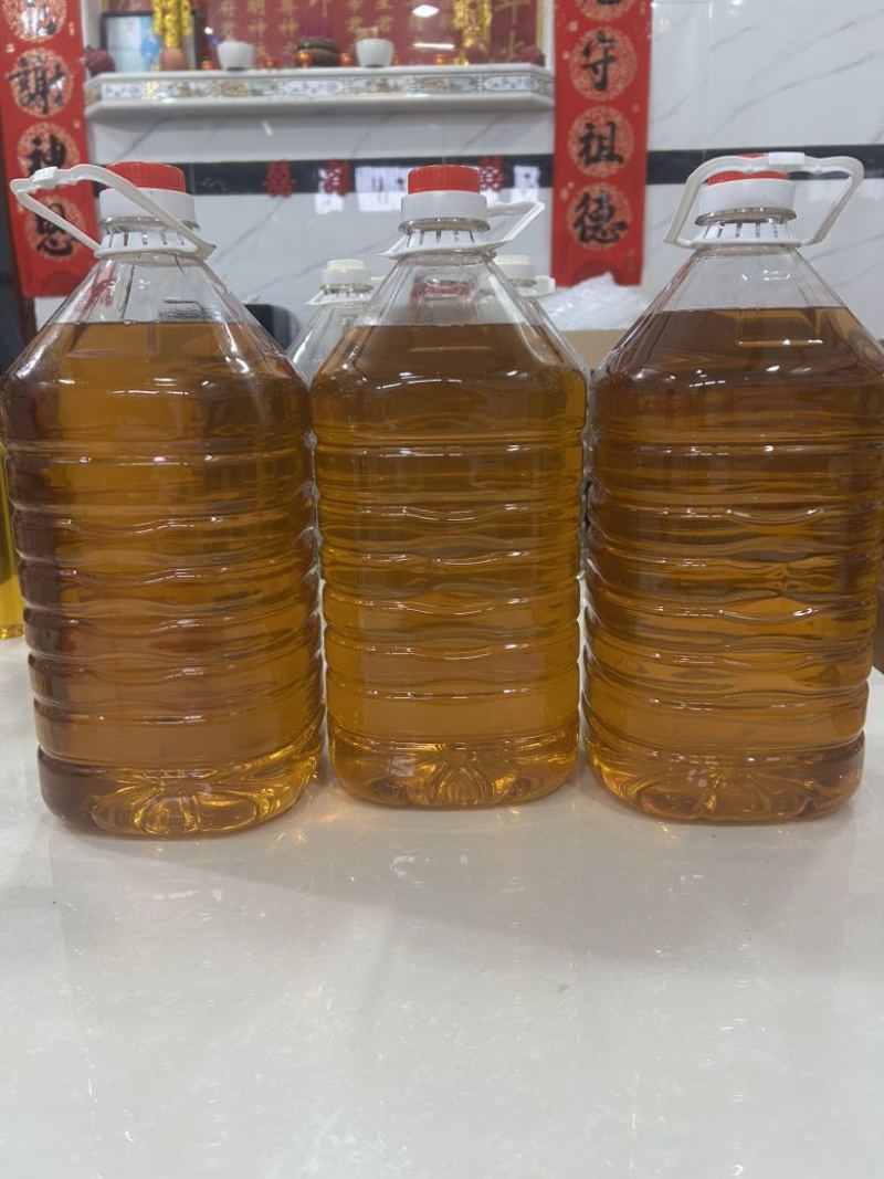 自己家榨的天然山茶油哦！24年广西百色多年的榨油坊
