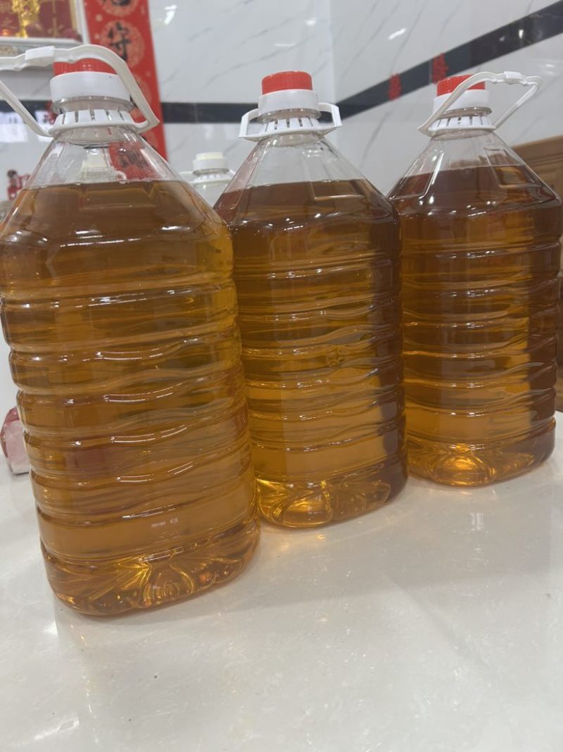 自己家榨的天然山茶油哦！24年广西百色多年的榨油坊