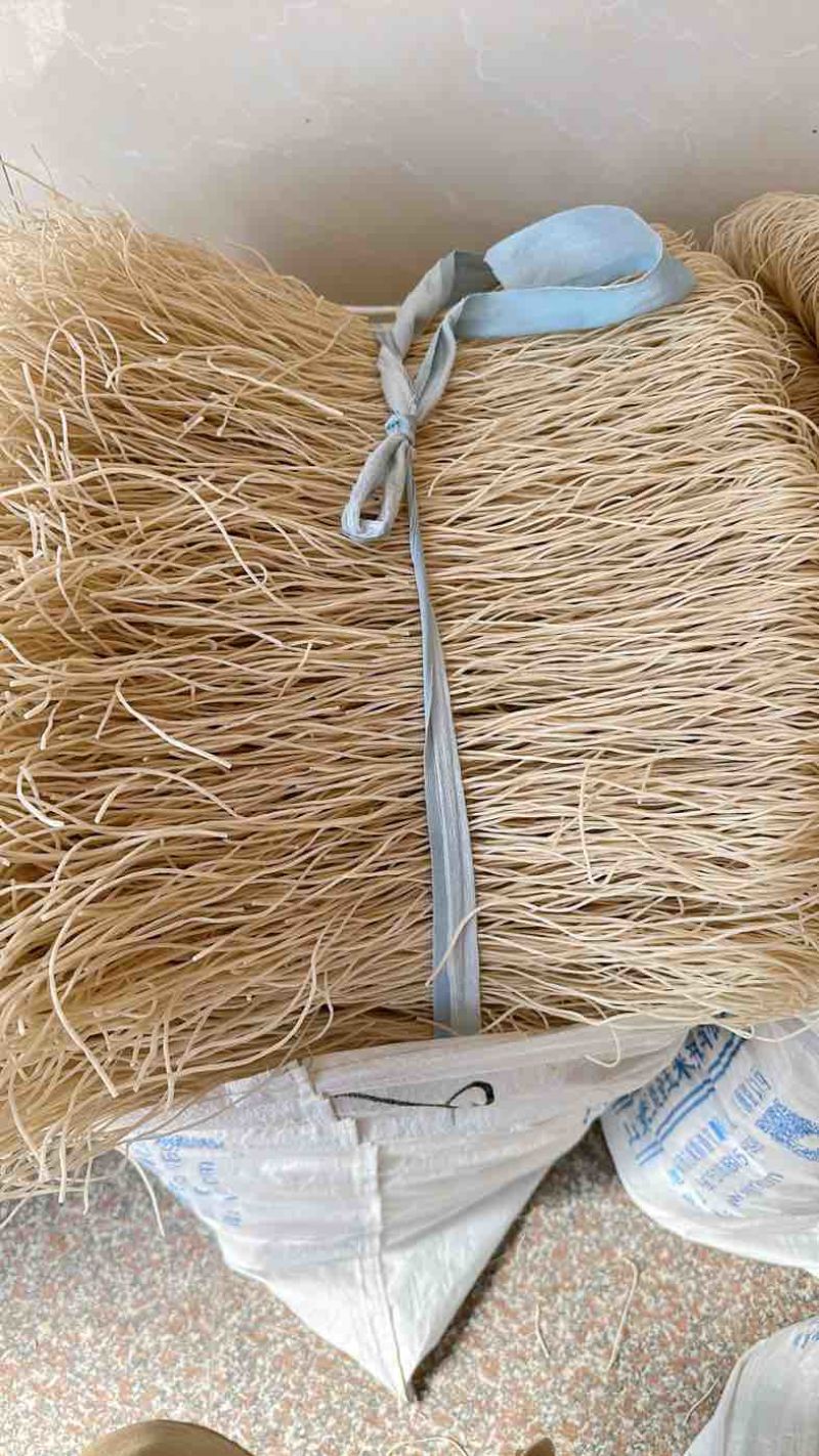红薯粉丝。天然山泉水制作而成，纯手工制作，无任何添加、无胶。